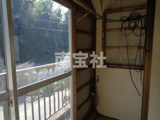 【バルコニー】 | 雨でも濡れずに洗濯物が干せます