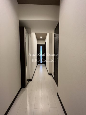 【玄関】 | セレーノ新町 | 玄関部分です！たっぷり収納のシューズボックス付き！