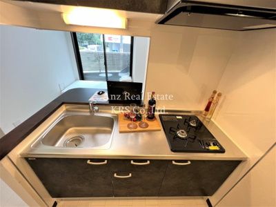 【キッチン】 | セレーノ新町 | 2口ガスコンロのカウンターキッチン！まな板置き場もあります♪