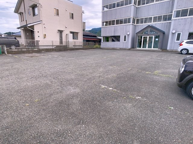 ZINハイツの駐車場