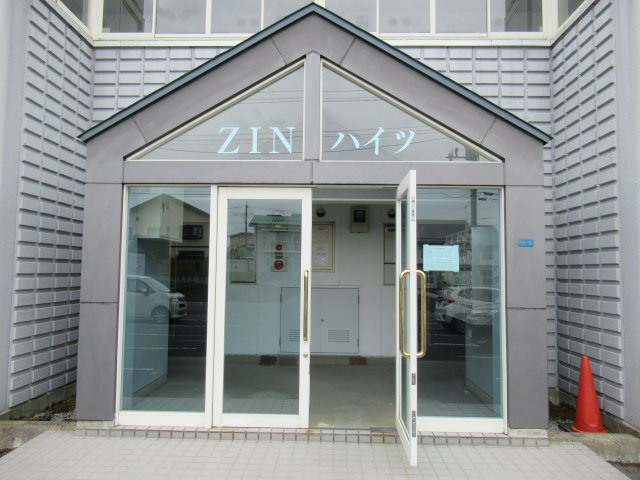 ZINハイツのエントランス