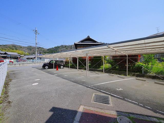 テラスハウスあどの駐車場|駐車場があるので、車を買う予定の方も安心です