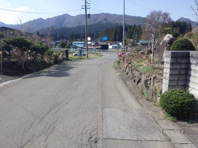 【前面道路含む現地写真】 | 大館市十二所字十二所町　中古住宅