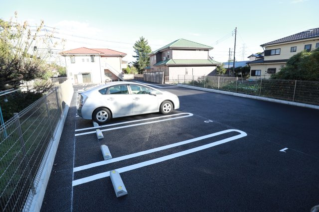 メゾンドカルマンの駐車場