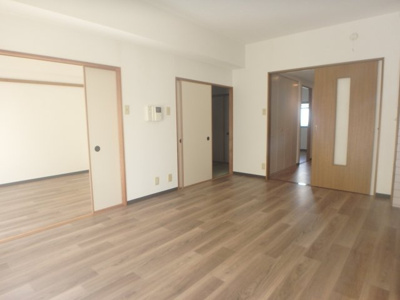 【居間・リビング】 | レルンブラール | こちらのリビングで趣味の時間をお楽しみください