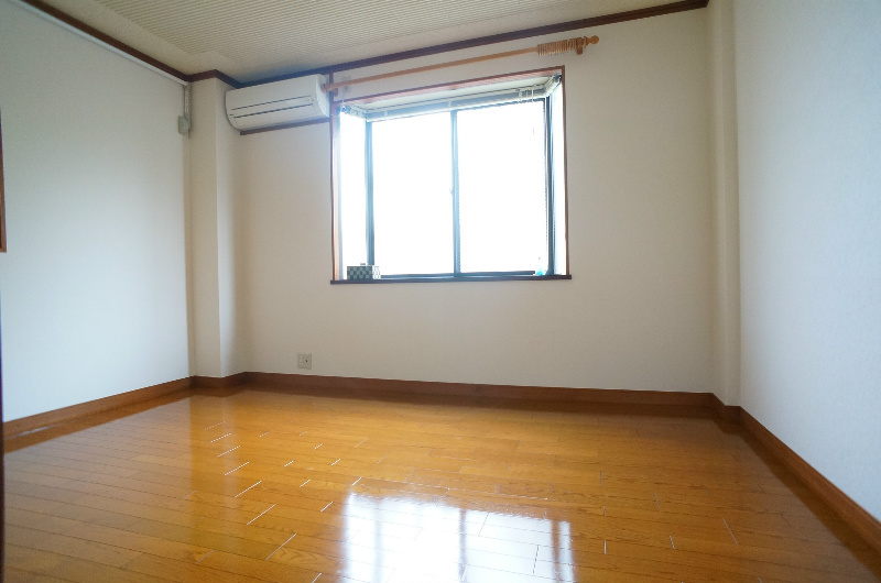 小華マンションの洋室