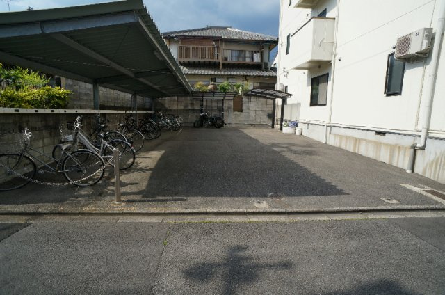小華マンションの駐車場|駐輪場