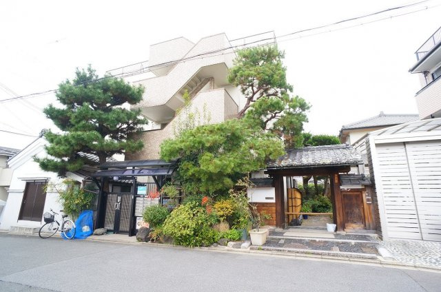小華マンションの外観