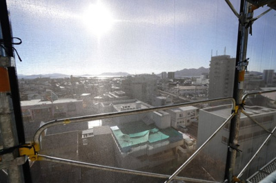 【展望】 | 【上質リノベ】ファミール廿日市ウエステージ | 【四季を感じる】
四季の移ろい・爽やかな青空や風を感じられ
自然を愉しめるパノラマビュー。
毎日の暮らしに余裕を感じさせてくれる、
遮る物の無い開放的な眺望を是非、ご堪能ください。