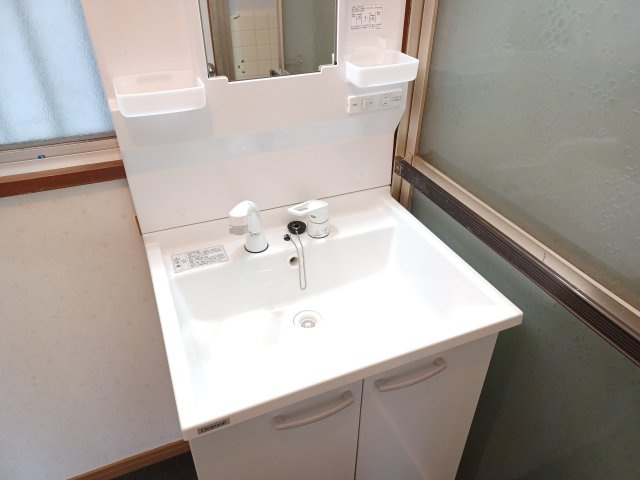滑川町羽尾4942-83貸家の独立洗面台|独立洗面化粧台が付いています