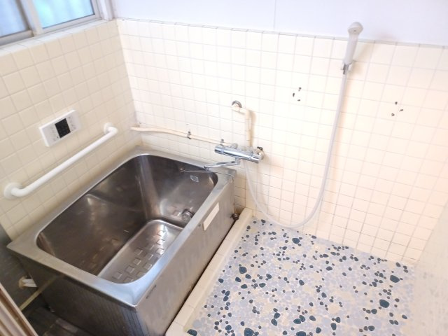 滑川町羽尾4942-83貸家の浴室|お風呂です