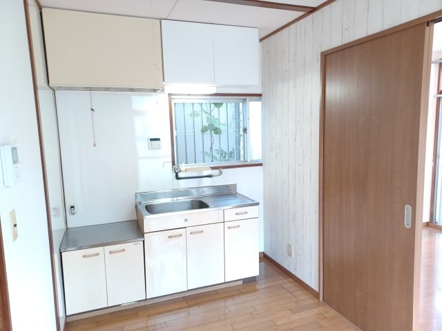 滑川町羽尾4942-83貸家のキッチン|窓が近くにあるキッチンです