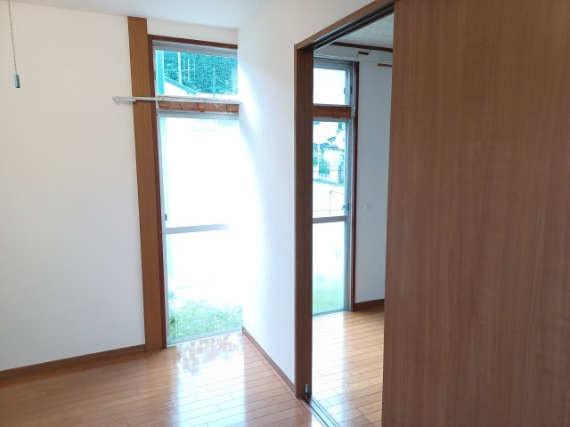 滑川町羽尾4942-83貸家の内装|明るい色調の室内です