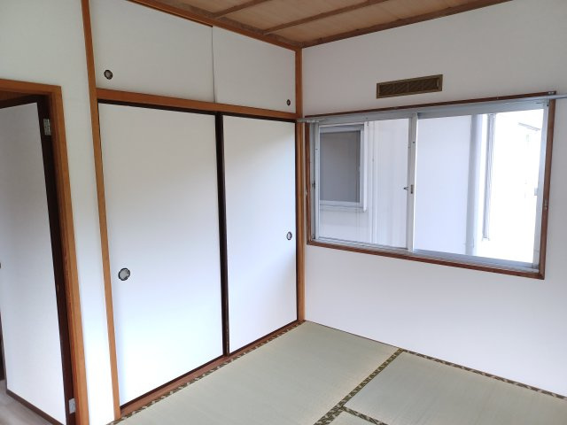 滑川町羽尾4942-83貸家の和室|収納スペースもございます