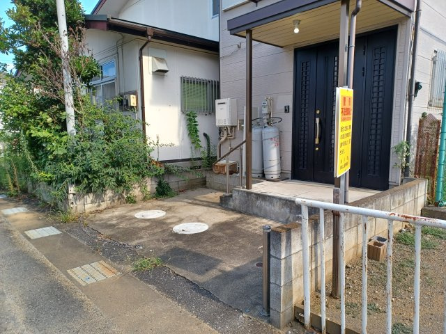 滑川町羽尾4942-83貸家の駐車場|軽自動車1台駐車できます。