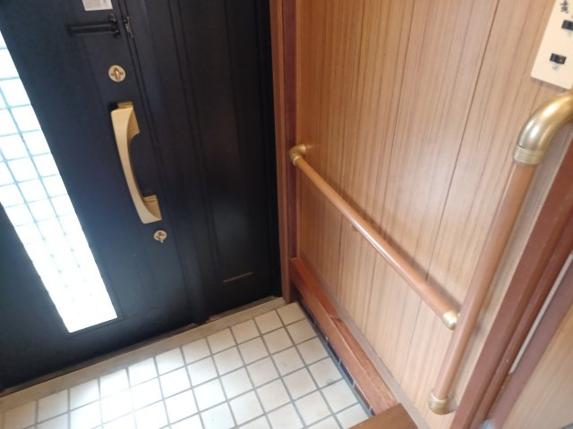 滑川町羽尾4942-83貸家の玄関|玄関には手すりもございます。