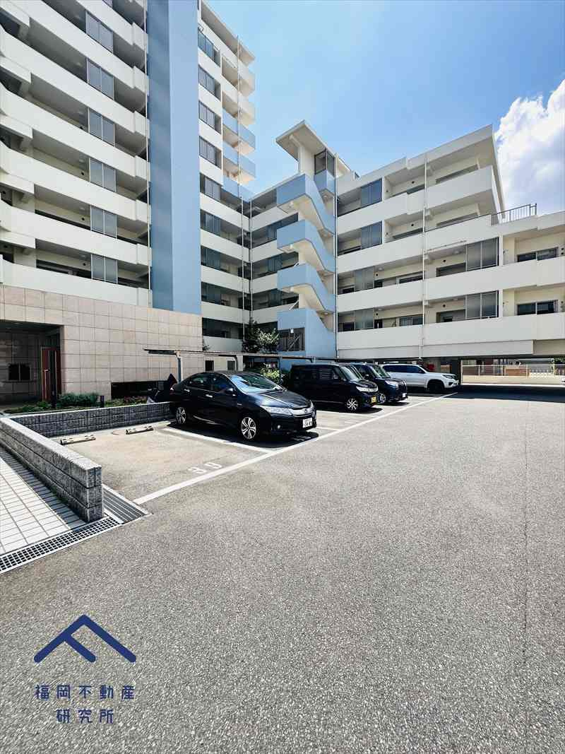 アンピール諸岡Ⅱの駐車場