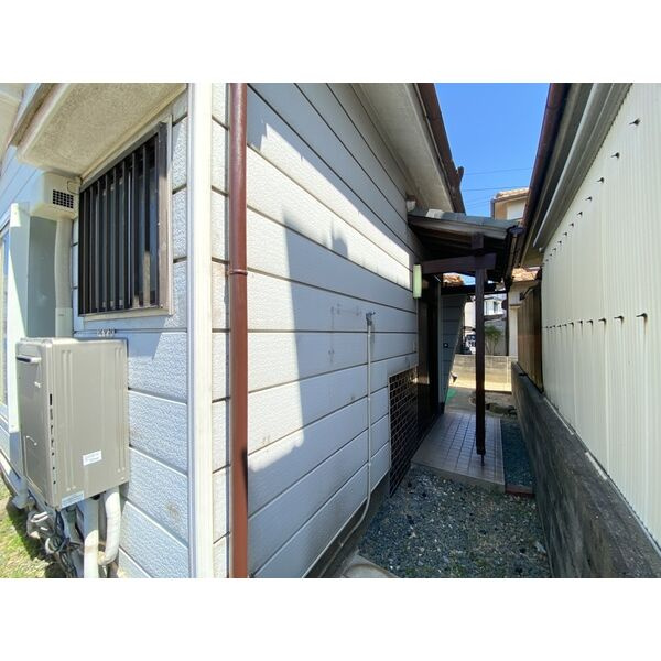 魚住町西岡戸建のエントランス