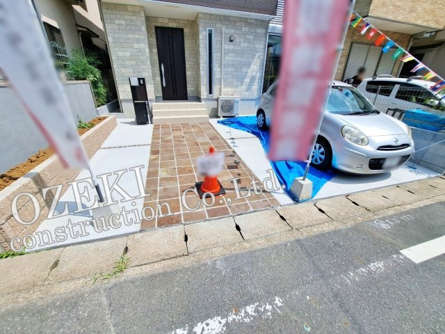 越谷市神明町新築戸建て　更なる美しい空間へ-QUAD V-の駐車場