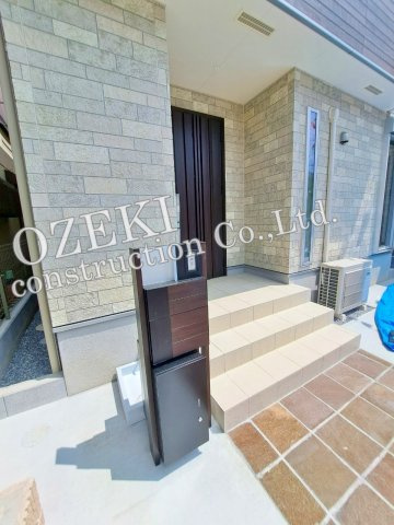 越谷市神明町新築戸建て　更なる美しい空間へ-QUAD V-のエントランス