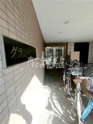 【エントランス】 | グラン・ボヌール | 清潔なエントランスです