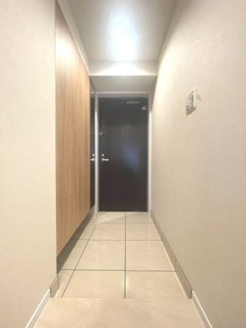 【玄関】 | ルピナス国立ステーションスクエア | 【 Front door 】
我が家に帰ってきたとき、最初に暖かく出迎えてくれる玄関。今日も頑張ったと、一安心させてくれる瞬間は気持ちをリラックスさせてくれます。
