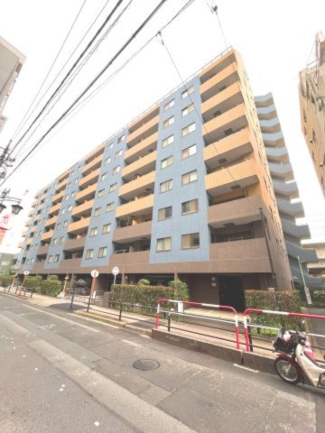 【外観】 | ルピナス国立ステーションスクエア | 【 Appearance 】
存在感のある建物は、居住者の拠点としてずっと価値を持ち続ける。今もそこでじっと佇み、居住者の安全や安心を守ってくれています。