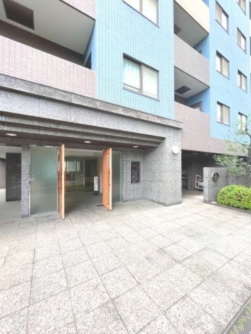 【エントランス】 | ルピナス国立ステーションスクエア | 【 Entrance 】
居住者の帰りを最初に待っていてくれるエントランス。その壮大な佇まいとは裏腹に、入ると静寂な空間が続いています。プライベートがしっかりと守られている証です。