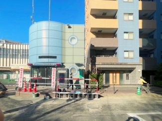 【エントランス】 | 【 Entrance 】
エントランス左手には交番、駅まで徒歩1分とアクセス良好です。