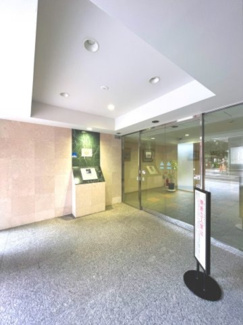 【エントランス】 | 【 Entrance 】
高級感のあるエントランス。居住者の帰りを待っているとともに、安全も守ってくれています。賑わいのある街も素敵ですが、プライベートを確保することも大事です。