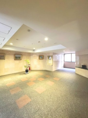 【ロビー】 | ルピナス国立ステーションスクエア | 【 Lobby 】
広々としたロビーは心落ち着かせ、リラックスできる空間を演出します。知人との懇親や待ち合わせに。世間話に花が咲きます。