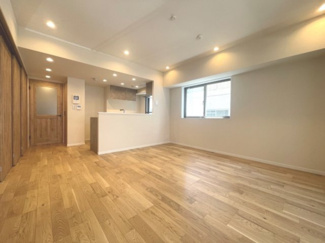 【外観】 | 【 Living　room 】
窓から差し込む暖かい光が、家族団欒とした生活を包み込みます。おいしい食卓を囲み、たわいもない話で笑ったり。幸せな空間をずっとそばで守ってくれます。