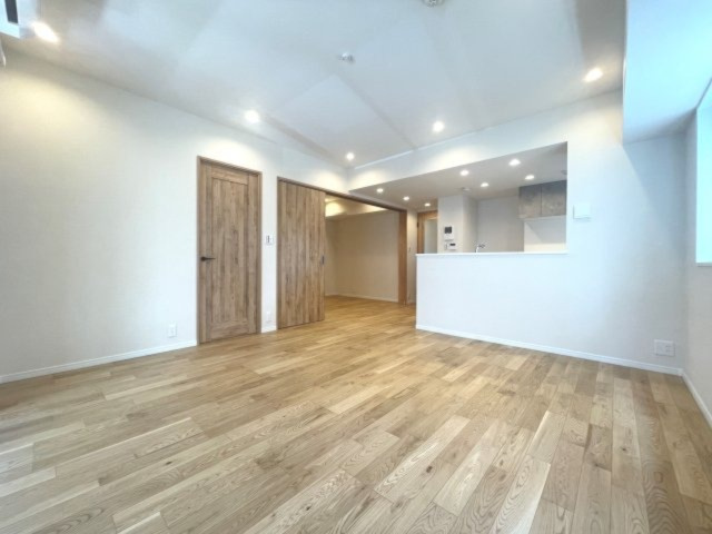 【居間・リビング】 | ルピナス国立ステーションスクエア | 【 Living　room 】
木の暖かさを感じられ、団欒とした生活を送ることができるリビングルーム。気持ちのいい日の光の下、ゆっくりとしたくつろげる時間を楽しみませんか？