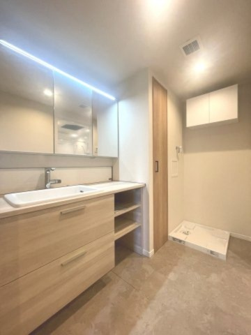 【独立洗面台】 | ルピナス国立ステーションスクエア | 【 Powder　room 】
毎日を着飾る準備として、とても大事な空間といっても過言ではありません。快適に過ごすことはもちろん、綺麗に美しくドレスアップできることでしょう。
