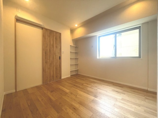 【洋室】 | ルピナス国立ステーションスクエア | 【 Room 】
自分だけのプライベートな空間を作ってくれる洋室は、落ち着きがあり安心できる空間でなければいけません。そんなあなただけの空間をしっかりと確保してくれます。