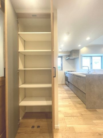 【収納】 | ルピナス国立ステーションスクエア | 【 Storage 】
住まいの快適性を左右する収納は,欲しい場所に使い勝手のよい形で確保しています。生活しやすい環境を収納から作り出します。