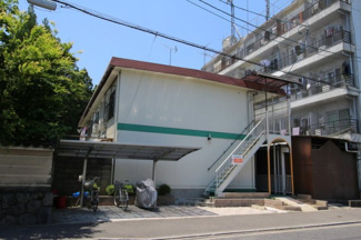 【外観】 | バス停が目の前です。雨の日も安心！！