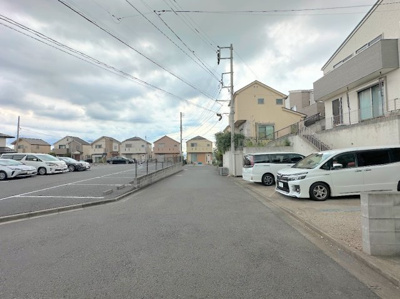 【前面道路含む現地写真】 | ◆◇鴨居２丁目　中古戸建◇◆ | ◆前面道路も幅員があり車の運転も安心！前面道路は閑静な住宅地。車通りの少ない道路です。お子様にも安心です。