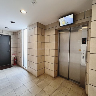 【その他共用部分】 | エレベーター内も防犯カメラ付きなので安心です