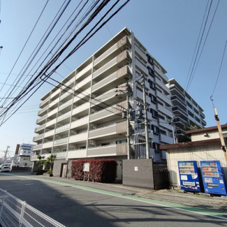 【外観】 | スーパーを含む買い物施設が徒歩圏内に充実しているので、毎日のお買い物が楽になります。ペットOKのマンションなので、大切な家族も一緒に新しい生活を始められますよ！