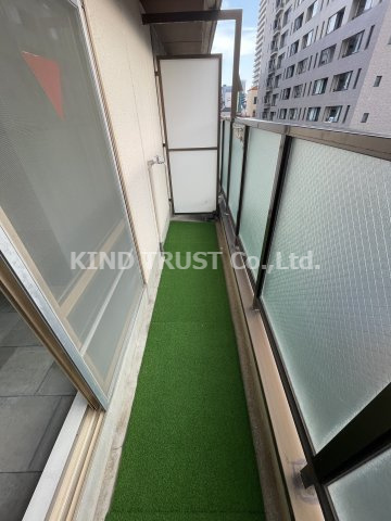 第1渡部ビルのバルコニー|暖かな日差しのふりそそぐバルコニー