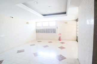 【その他共用部分】 | 外と内をつなぐエントランスは、まさに顔となる場所。清潔感のある明るい雰囲気を漂わせて上質な空間を作り出します