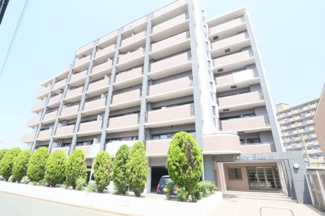 【外観】 | 周船寺駅まで徒歩15分。大型ショッピングモール「イオンモール福岡伊都」が徒歩圏内なので、毎日のお買い物はもちろん休日のショッピングも気軽に楽しめます