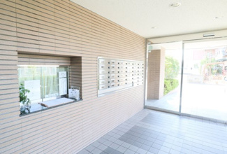 【エントランス】 | 外と内をつなぐエントランスは清潔感のある明るい雰囲気を醸し出し、お住まいの方を心地よくお迎えします♪