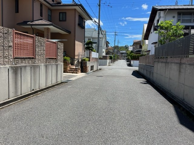 神戸市北区西山１丁目　中古戸建の前面道路含む現地写真