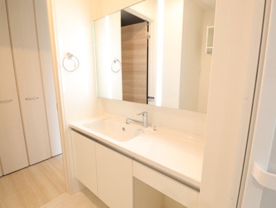 【洗面所】 | ラニーラグーンEXE | ラニーラグーンEXE　ヘアーセットに便利な三面鏡です♪