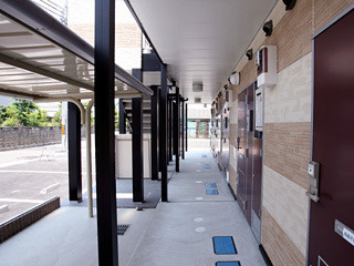 レオパレスフレンズのエントランス