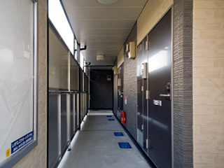 レオパレスレインボー松ヶ丘のエントランス