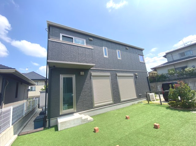 糟屋郡志免町王子三丁目戸建の外観|●セキスイハイム施工、築4年の築浅物件！●約21.9帖のリビングを備えた3SLDK＋WIC！●駐車場並列３台駐車可能！●太陽光発電システム搭載の住宅！〇気になる方はぜひお気軽に弊社までご連絡ください！