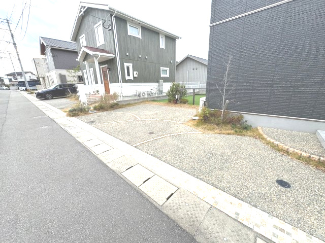 糟屋郡志免町王子三丁目戸建の駐車場|●セキスイハイム施工、築4年の築浅物件！●約21.9帖のリビングを備えた3SLDK＋WIC！●駐車場並列３台駐車可能！●太陽光発電システム搭載の住宅！〇気になる方はぜひお気軽に弊社までご連絡ください！